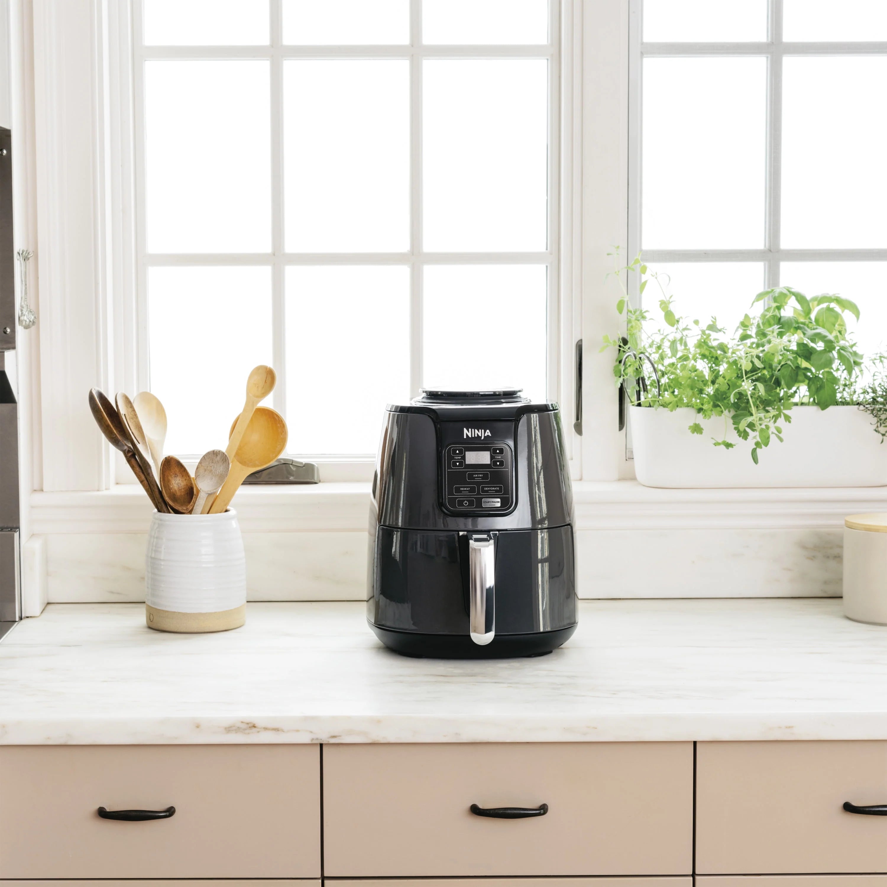 Black 4QT Air Fryer A925571